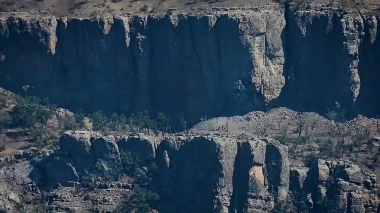 İşgalci Türk ordusu patlayıcı ve kimyasal gazların ardından şimdi de benzin kullanıyor