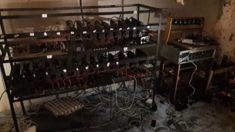 KBDH Milisleri Mersin’de bir bilgisayar deposuna sabotaj eylemi düzenledi