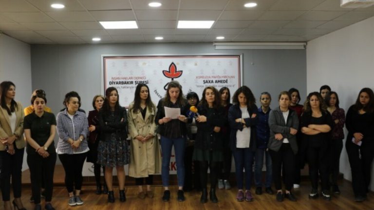 24 kadına çıplak arama dayatması