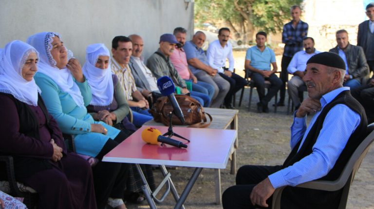 Sur Direnişinde Şehadete Ulaşan YPS Savaşçılarının Aileleri Hakan Arslan’ın Ailesini Ziyaret Etti