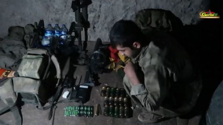 Şehîd Rêber savaş mevzilerinde el konulan askeri malzemeler