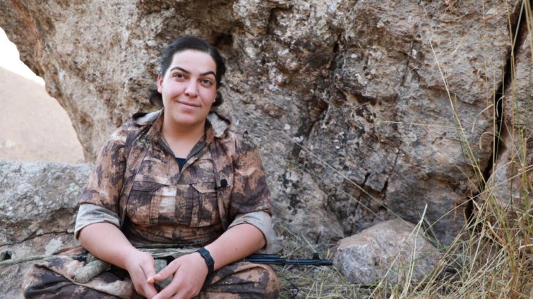 Komutan Egîd’in silahının namlusundan çıkan ilk kurşun, bugün de düşmanın göğsüne saplanıyor