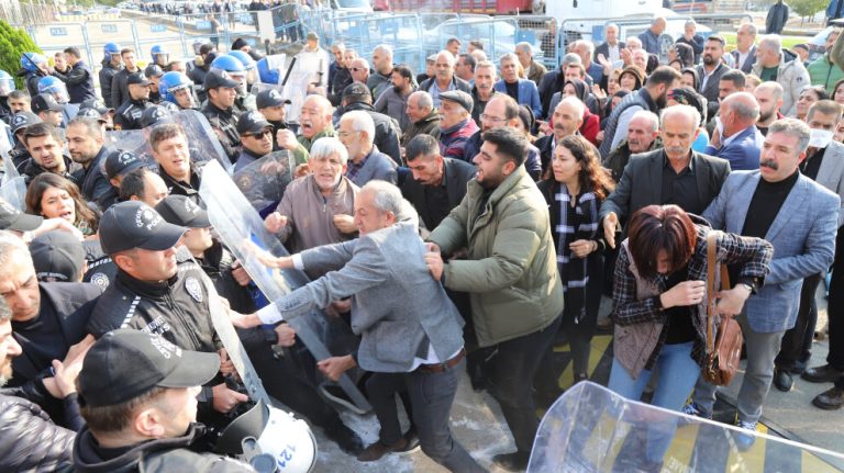 Halk DEM Partili 3 belediyenin gasp edilmesini protesto ediyor
