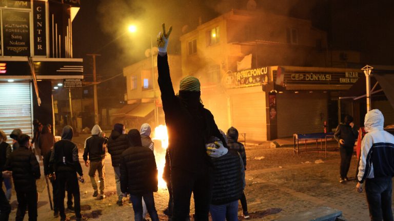 Kayyuma karşı gençlerin eylemleri sürüyor